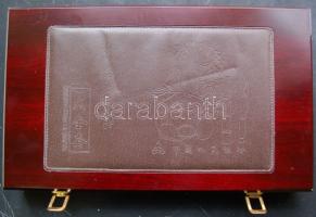 Kína/Népköztársaság 1985-2006. "Panda Yuan sorozat" pénzérméinek ezüstözött hamisítványa, dekoratív fa-és bőr díszdobozban nagyítóval. összesen 25db érme T:PP / Panda Yuan set of silver plated coins, nice fakes Proof