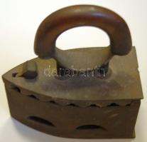 Századeleji fanyeles szenes vasaló