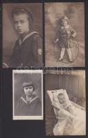 22 db gyermek fotó, közte keményhátú is