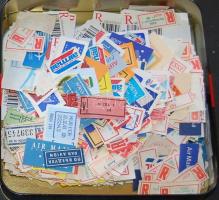 800 db magyar és külföldi postai kezelési jelzés (ragjegyek, légi és egyéb címkék) bonbonos dobozban