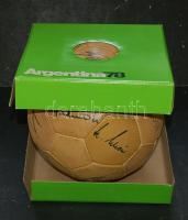 1978 Argentina labdarúgó VB ideje alatt aláírt labda, rajta világklasszis játékosok aláírásaival, eredeti dobozban! / Football ball 1978 Football World Cup with signatures of many famous players! Origibal box!