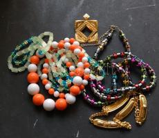 Kis bizsu tétel: Hematit, Helena Rubinstein, bakelit és húzott üveg nyaklánc + jelzett aranyozott medál