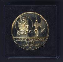 DN "László Királynak Vitéz Lovagságát" aranyozott emlékérem díszdobozban T:PP