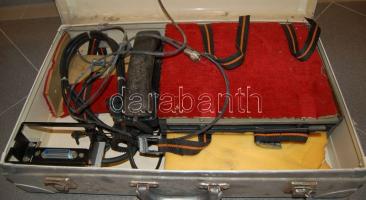 cca 1960 Hordozható katonai? telefonkészülék egy fém böröndben