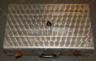 cca 1960 Hordozható katonai? telefonkészülék egy fém böröndben