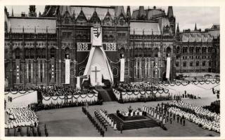 Budapest V. Szent István Jubileumi Év a Parlament előtt photo