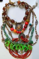 Bizsu tétel: 5 db dekoratív bakelit és borostyán lánc, különböző hosszúságúak