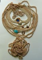 Bizsu tétel: 15 db rövid és hosszú gyöngysor medálokkal