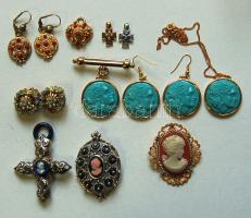 Biedermeier ékszermásolat tétel, teljes készlettel: 13 db ezüstözött és aranyozott fülbevaló, medál, melltű és klipsz