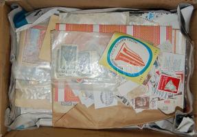 Hagyaték tétel: rengeteg papírpénz, okmányok, okmánybélyegek, levélzárók, ragjegyek, európai és teng...