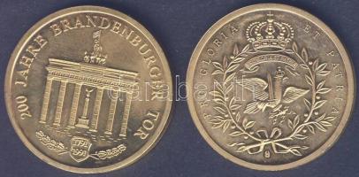 Németország 1991. "200 évs a Brandenburgi Kapu" aranyozott fém emlékérem T:PP + Németorszá...