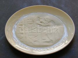 Herendi jelzéssel ellátott porcelán fali dísztál, fény felé tartva láthatóvá válik a mintája / Heren...