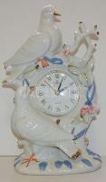 Jelzés nélküli német porcelán asztali óra, aranyozott, galamb és virág díszítéssel / German chinaware clock 28 cm