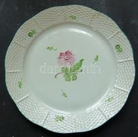 cca 1940 2 db Zsolnay és 2 db Herendi porcelán tányér / Zsolnay and Herend chinaware plates