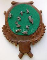 9db vadászjelvény, faragott fa tartóra kitűzve/9pcs hunter badges on carved wooden case
