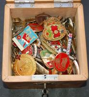 Érdekes kitűző,jelvény tétel,több mint 140db! köztük: szocialista kitűző,jelvény, véradásért járó kitüntetés, iskolai jelvény, pár külföldi is. sok zománcozott közöttük, zárható fa ládikában.