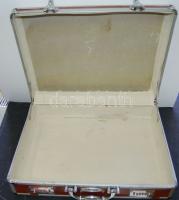 König márkájú nem használt osztrák számzáras bőrönd fém sarkokkal / suitcase with metal corners