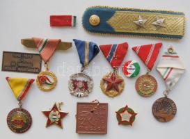 13 db főként szocialista kitüntetés vegyes tartásban + rendőr vállap