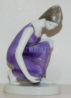Vizet merítő lány kézzel festett Hollóházi porcelán figura / Hand-painted chinaware figure 18 cm