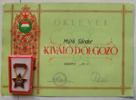 1983 Kiváló dolgozó kitüntetés eredeti dobozban, adományozó oklevéllel T:1