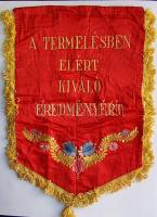 "A Magyar Szocialista Munkáspárt VII. ker. Bizottsága" hímzett vörös selyemzászló arany bojttal 40x60 cm