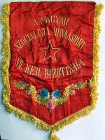 "A Magyar Szocialista Munkáspárt VII. ker. Bizottsága" hímzett vörös selyemzászló arany bo...