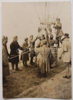 cca 1914 Magyar katonai léggömb indítása fotó / k.u.k. military balloon 12x17 cm