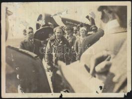 1932 Endresz György a Justice for Hungary óceánrepülő pilótája Bittay Gyula navigátorral elindul Mátyásföldről az óceánrepülők kongresszusára, amely úton gépük lezuhant és mindketten meghaltak. Megviselt fotó / Before the last take-off of Gerorg Endres the ocean-flyer pilot 9x12 cm