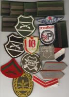 5 pár vállap (honvéd, tiszti iskolás, tűzoltó, kormányőr) + 19db varrható katonai jelzés, mind moder...