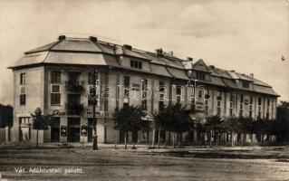 Vác Adóhivatali Palota Ratulovszky Nándor üzletével és Lázár Sándor fodrászatával