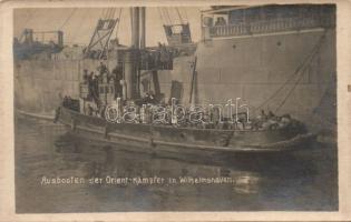 Ausbooten der Orient-Kämpfer in Wilhelmshaven. Atelier Kloppmann / Deutsche Kriegsmarine, disembarking mariners, photo