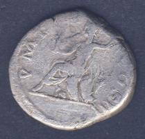 Római Császárság HADRIANUS 117-138. "P M TR P COS III / Ülő Roma" Denar Ag T:3+/3