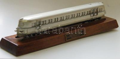 cca 1960 Ganz-Mávag dieselmozdony makett 26 cm fa talpazaton / Locomotiv modell