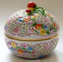 Kézzel festett, áttört Herendi porcelán bonbonnier / Hand painted Herend chinaware bonboniere d: 17 cm