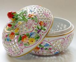 Kézzel festett, áttört Herendi porcelán bonbonnier / Hand painted Herend chinaware bonboniere d: 17 ...