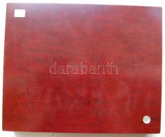 Éremtartó kazetta, mahagóni faborítású, mágneszáras, 2 betét. 32x26x5cm