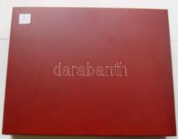 Éremtartó kazetta, mahagóni faborítású, mágneszáras, 3 betét. 30x24x6cm