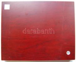 Éremtartó kazetta, mahagóni faborítású, mágneszáras, 1 betét. 30x24x3cm