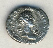 Római Császárság HADRIANUS 117-138. "P M TR P COS III / Lépő Victoria" Quinar Ag (1.52g) T...