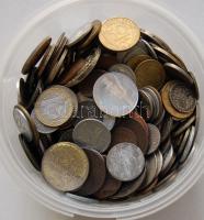 Vegyes külföldi és magyar tétel 1kg-os súlyban, ezüstökkel és szép darabokkal! T:vegyes