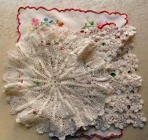 2 db kézi horgolt és 3 db kézi hímzésű terítő / hand embroided tableclothes