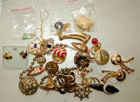 20 db nagyrészt jelzett aranyozott bizsu: fülbevalók, kitűzők, nyakláncok medállal