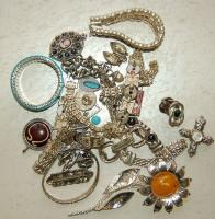 20 db ezüstözött retró bizsu: fülbevalók, kitűzők, nyakláncok medállal