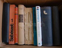 9 db orvosi témájú könyv, benne : Belbetegségek bőrtünetei, Sebészet, A táplálkozás, Orvos a családban, A változás kora, stb. (vegyes minőség)