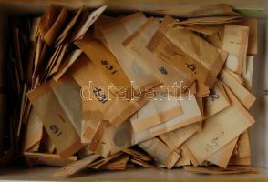 Átnézetlen cipősdoboznyi magyar érem-hagyaték főként a pengő és forint időszakból. Nagyrészt T:2 állapotban, de sok T:1-es is. Majdnem minden érme külön papírtasakokban.