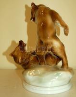 Zsolnay jelzéssel ellátott kézzel festett medvéket ábrázoló porcelán dísz, 4 cm-es mikrorepedés a ta...
