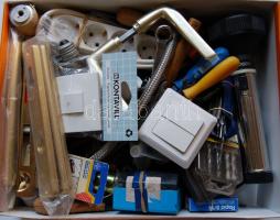 Óriás barkács tétel: új krómozott szappantartó, elemlámpa, kapcsolók, szerszámok, foglalatok, eloszt...