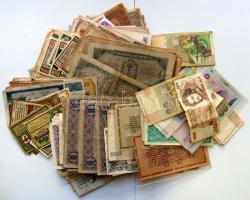 ~250db magyar és külföldi bankjegy gyűjtemény szép és érdekesebb darabokkal, adópengőkkel, forintokkal, koronákkal, pengőkkel, német, osztrák és más országok papír- illetve szükségpénzeikkel, élelmiszerjegyeikkel! T:I-IV