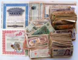 Több száz darab átnézetlen főleg külföldi bankjegy több azonos tétellel, közte részvényekkel, dobozban T:vegyes