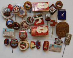 Kis kitűző tétel: 31db különféle kitűző, több zománcozott is köztük. ("KIOSZ", "Kohász szakszervezet", "MVDSZ", "Postások szakszervezete"...)